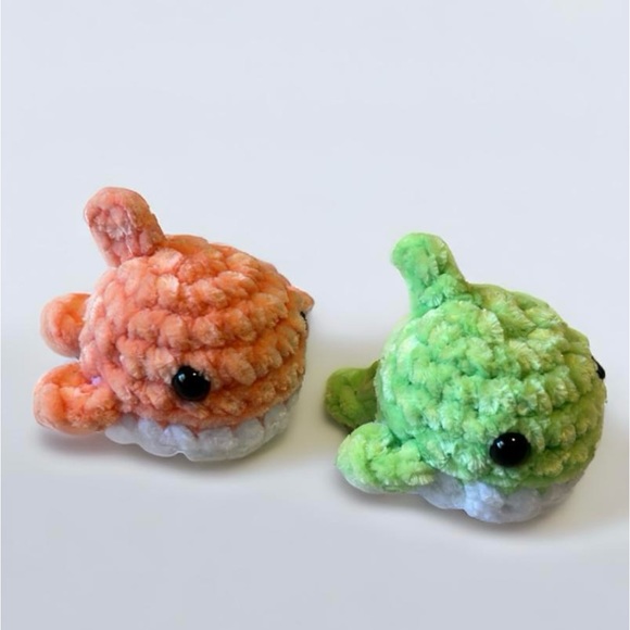 Small crochet plush shark - Picture 2 of 3